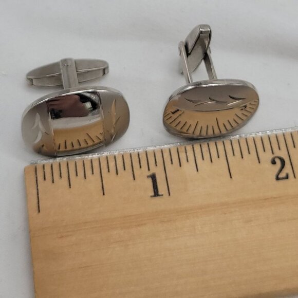 Vintage Silver Tone Leaf Engraved Cufflinks Reflective and Matte Finish .75" - Picture 3 of 7